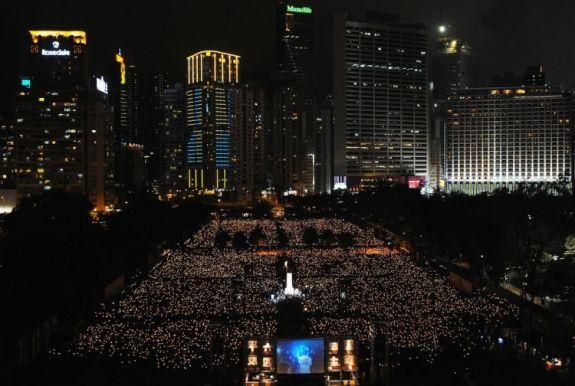 Prodemokratiska grupper hoppades samla 150 000 personer till den årliga ljusvakan i Victoria Park i Hongkong, den enda minnesceremonin på kinesisk mark för den tjugoandra årsdagen av massakern på Himmelska fridens torg 1989. (Foto: Mike Clarke/Getty Images)
