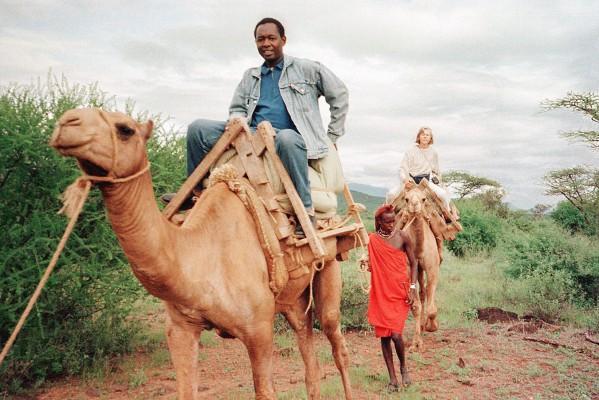En maasai tar en turist på en kameltur in i Il Ngwesis ranch med vilda djur norr om Mount Kenya. Det var landets första projekt med ekoturism. (Foto: John Nyaga / AFP / Getty Images)
