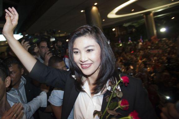 Yingluck Shinawatra firar med sina supportrar vid Pheu Thai Partys högkvarter i Bangkok den 3 juli. Rösträkningen efter valet i söndags visade att systern till den fördrivne före detta ledaren Thaksin Shinawatra vunnit en jordskredsseger. (Foto: Athit Perawongmetha/Getty Images)