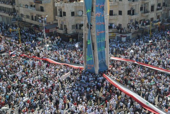 Syrier demonstrerar mot regeringen efter fredagsbönen i Hama den 29 juli 2011. (Foto: AFP/Getty Images) 
