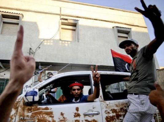 Libyska rebeller ger segertecken i huvudstaden Tripoli 22 augusti. (Foto: Filippo Monteforte/AFP/Getty Images)