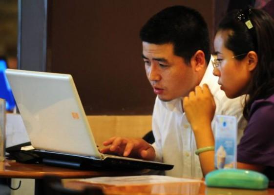 Kinesiska internetanvändare använder en laptop på ett trådlöst café i Peking 2009. Kinas största mikroblogg, Sina Weibo, planerar att införa striktare kontroll på internet för att få bort ”rykten”. (Foto: Frederic J. Brown/AFP/Getty Images)