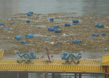Tusentals tunnor som läckte ut skadliga kemikalier driver fritt i Songhuafloden i nordöstra Kina. (Foto: Secret China)