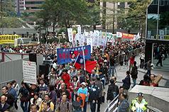 Demonstranter för demokrati marscherade den 29 december i Hongkong för att uppmana till allmän rösträtt i territoriet år 2012, och för att protestera mot den ständiga kommitténs beslut att inte tillåta allmänna val i Hongkong förrän 2017. (Central News Agency)