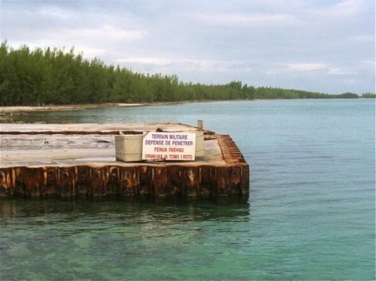 Ett fotografi från juni år 2000 visar en landningsbrygga på Fangataufa-atollen i franska Polynesien. På skylten står det skrivet på franska: Tahitisk 'militärzon, tillträde förbjudet'. Det finns en risk för att delar av Mururoa-atollen kan komma att kollapsa i havet på grund av kärnvapentester under 60-talet och slutet på 90-talet. (Foto: Eric Feferberg/AFP/Getty Images)
