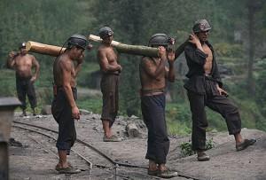 Arbetsförhållandena är svåra för gruvarbetare i Kina. (China Photos/Getty Images)