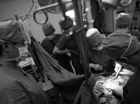 Läkare opererar i Kina år 2007. Ett nytt program som provas av Hälsoministeriet har lett till misstankar bland nätanvändare att det kom som en reaktion på internationella påtryckningar rörande övergrepp inom organtransplantation i Kina. (Foto: China Photos / Getty Images)