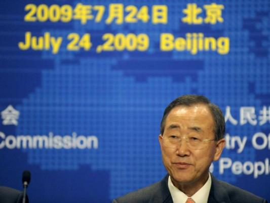 FN:s generalsekreterare Ban Ki-moon deltar i en ceremoni i Peking om utfasning av glödlampor innan sitt tal i Mongoliet. (Foto: Liu Jin/AFP/Getty Images)
