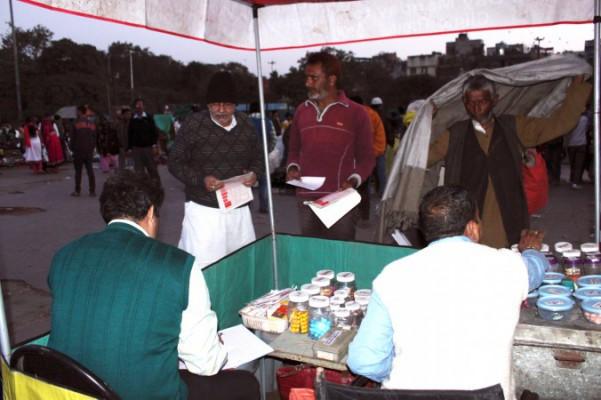 Läkemedel distribueras gratis till patienter på en gatuklinik i gamla Delhi som drivs av frivilligorganisationerna Aashray Adhikar Abhiyan och Institute of Human Behavior and Allied Sciences den 9 februari 2015. (Foto: Venus Upadhayaya/Epoch Times)
