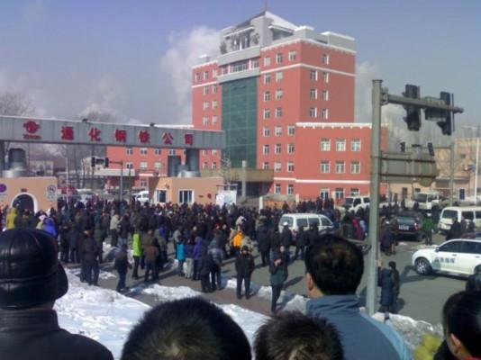 Arbetare utanför Tonghua i Jilinprovinsen under protesterna som ledde till att en chef misshandlades till döds (Foto taget av bloggare)
