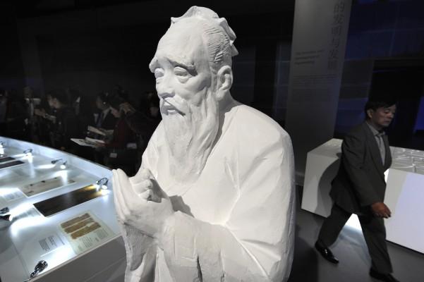 En staty av den berömde filosofen Konfucius på bokmässan i Frankfurt 2009. (Foto: John MacDougall/AFP/Getty Images)