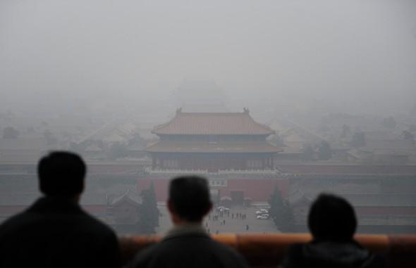 Turister beundrar utsikten vid den förbjudna staden från kolkullen i Jingshanparken, norr om det tidigare kejserliga palatset, Peking, 10 december 2010. (Foto: Frederic J. Brown/AFP/Getty Images)