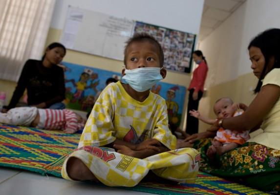 Serey, 7 år, sitter med andra barn och deras föräldrar den 12 februari 2010 på barnkliniken vid nationella barnsjukhuset för hiv/aids i Phnom Penh.  Barnen som har smittats med aids väntar på bli undersökta av läkare (Foto: Paula Bronstein /Getty Images)