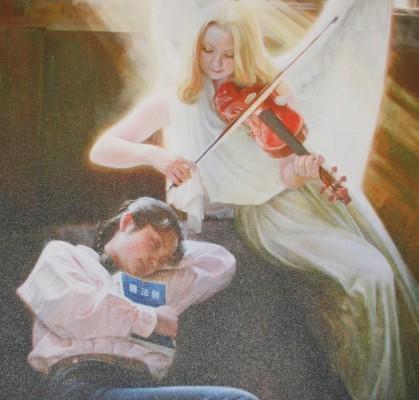 Målningen Bortdriven (detalj) visar en ung kvinna som blivit hemlös men hon får stöd från högre höjder vilket antyds av ängelns närvaro. (Foton: Pirjo Svensson/ Epoch Times)
