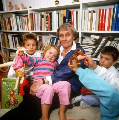 Astrid Lindgren trivdes bäst bland barnen. I dag skulle hon fyllt 100 år. Foto: AFP)