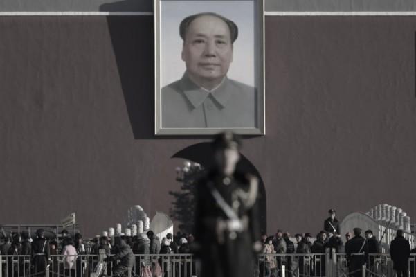 Mao Zedongs porträtt på Himmelska fridens torg, 10 mars 2015. Än idag är det mycket farligt att kritisera den forne kommunistledaren, som en kinesisk programledare fått erfara, efter att ett privat skämt lagts ut på internet. (AP Photo/Andy Wong)
