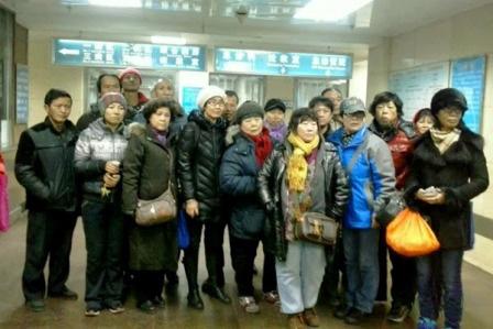 Aktivister samlas vid det sjukhus i Peking där Cao Shunli låg inlagd i ett kritiskt tillstånd den 16 februari. Hon hade nekats läkarbehandling under sin fängelsetid och låg i koma när myndigheterna tog henne till en akutmottagning. FN kritiserade på tisdagen Kina för människorättsförsvararen Cao Shunlis död. (Foto: Radio Sound of Hope)
