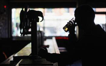 En man dricker en öl i en bar på Manhattan i New York City. Enligt en ny studie rankas alkohol som farligare än droger som crack och heroin baserat på hur destruktiva ämnena är för samhället och individen som helhet. (Foto: Mario Tama / Getty Images)