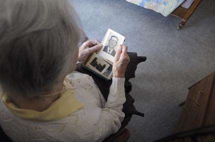 Alzheimers sjukdom kommer smygande och det kan ta lång tid innan minnet börja svikta allvarligt och den alzheimersjuke inte längre känner igen sina nära och kära. Nu har forskare sett att sömnproblem kan vara ett tidigt tecken på sjukdomen. (Foto:AFP/ Sebastian Bozon)
