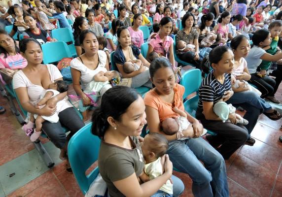 Amning har många goda hälsoeffekter både för mamman och barnet. Bilden visar ett evenemang från Manilla i Filippinerna 2008, som hölls för att informera kvinnorna om fördelarna med amning. Eventet skedde i samband med melaminskandalen i Kina (Foto: Jay Directo/AFP)
