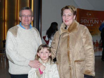 Familjen van der Elst besökte RAI-teater för att uppleva det New York baserade sällskapet Shen Yun för första gången. (Foto Lixin Yang, Epoch Times)