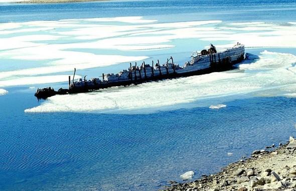 En bild av vraket Maud nära Cambridge Bay, Nunavut i Kanada, tagen i juni 1998. (Foto: Ansgar Walk / Wikimedia Commons)