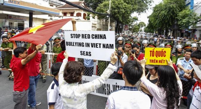 Kina-kritiska demonstranter under en demonstration i centrala Ho Chi Minh-staden den 11 maj. I en av Vietnams största demonstrationer mot Kina någonsin protesterade man mot att Kina har placerat ut en oljeplattform. (Foto: LE QUANG Nhat/AFP/Getty Images)