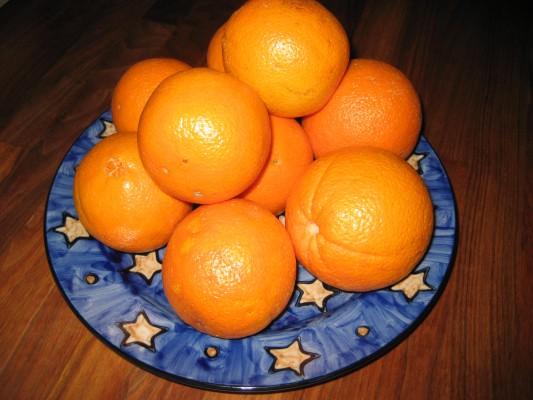 Att apelsiner är kravmärkta betyder inte att de är fria från bekämpningsmedel men då handlar det inte om de vanliga kemikalierna utan i första hand om fiskprodukter och algen kelp. Kopparsulfat tillåts dock i begränsad mängd. Ekologiska apelsiner får inte behandlas med antimögelmedel men får vaxas, enligt informationssidan Äkta vara. (Foto: Epoch Times)