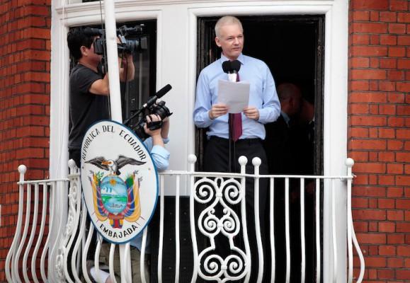 WikiLeaks grundare Julian Assange håller tal från balkongen på Ecuadors ambassad den 19 augusti i London. (Rosie Hallam/Getty Images)