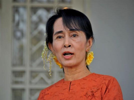 Burmas demokratiikon Aung San Suu Kyi mötte pressen vid sitt hem i Yangon, den 28 december 2011. (Foto: Soe Than Win/AFP/Getty Images)