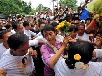 Aung San Suu Kyi rör sig bland en stor samling supportrar och journalister vid firandet av sin 66:e födelsedag, vid Högkvarteret för National League for Democracy (NLD) i Rangoon den 19 juni. (Foto: Soe Than WIN/AFP/Getty Images)
