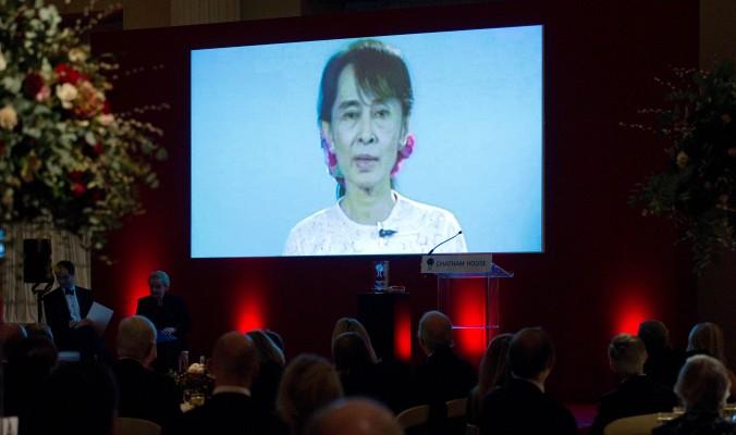 En inspelning med Aung San Suu Kyi spelas upp på Banqueting House i centrala London, den 1 december, efter det att demokratikämpen vunnit Chatham House-priset. (Foto: Leon Neal/AFP)