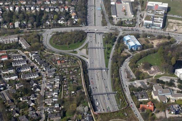 Flygfoto över motorvägen A7 nära Elbtunneln i Hamburg den 24 april 2010. (Foto: Andreas Rentz/Getty Images)