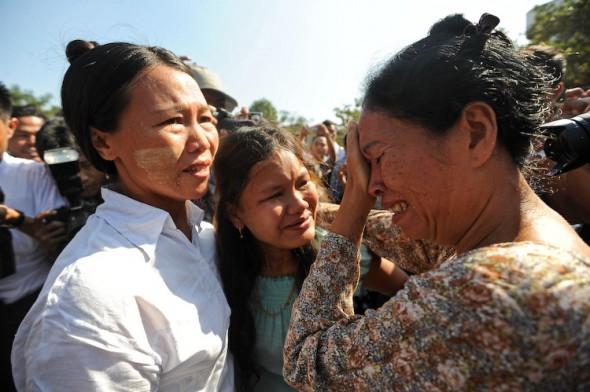 Släktingar omger en frisläppt burmesisk fånge från Insein-fängelset i Rangoon den 3 januari. Australien har lättat på vissa sanktioner mot Burma men aktivister säger att inga sanktioner bör hävas förrän alla politiska fångar har släppts. (Foto: Soe Than Win /AFP/Getty Images)
