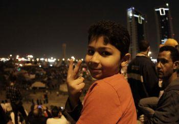Pojke i Bahrain gör segertecknet när han deltar i en demonstration med krav på regimskifte på Pärltorget i Manama den 16 februari 2011. (Foto: Joseph Eid/AFP/Getty Images)
