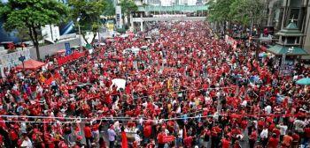Thailändska rödskjortor demonstrerar vid Ratchaprasong i centrala Bangkok den 19 november, för att markera sexmånaders dagen sedan arméns dödliga attacker mot anti-regeringsdemonstranterna. (Foto: Pornchai Kittiwongsakul/Getty Images) 
