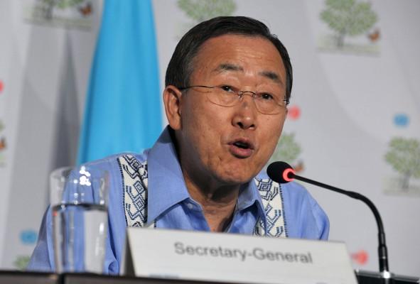 FN: s generalsekreterare, Ban Ki-moon, deltar i en pressträff efter  generalförsamlingen i Aztec TC den 7 december 2010, under FN: s ramkonvention om klimatförändringar (COP-16) som innehas i Cancun, Mexiko. (Foto: Kris Bouroncle/ AFP)