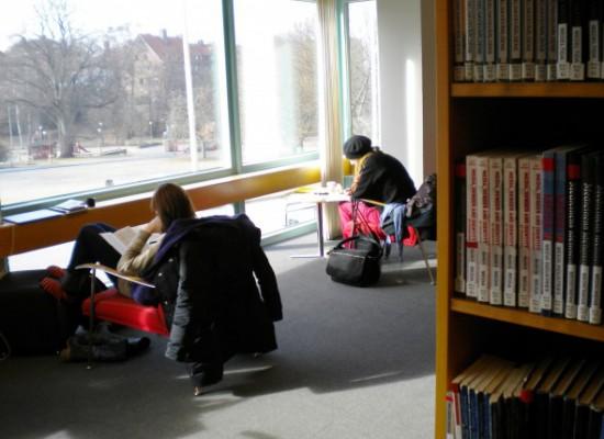 Studenter vid Göteborgs Universitetsbibliotek den 22 februari 2013. (Foto: Barbro Plogander, Epoch Times)