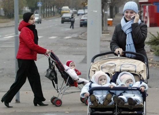 Barn, ofödda foster, och ungdomar är särskilt känsliga för mikrovågsstrålning. (Foto: AFP/Viktor Drachev)
