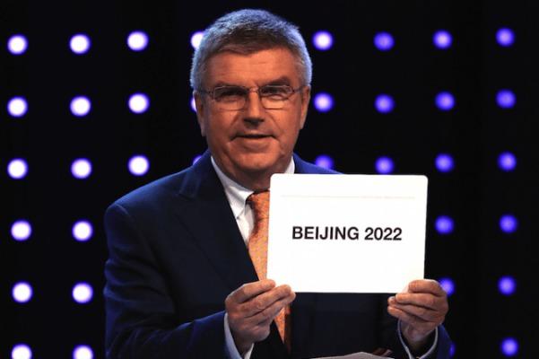 IOK:S ordförande, Thomas Bach, meddelar att Peking i Kina, blir värd för Vinter-OS i en ceremoni den 31 juli 2015 i Kuala Lumpur, Malaysia. Peking vann knappt över den enda motståndaren, Almaty i Kazakstan. (How Foo Yeen/Getty Images)
