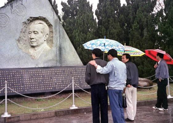 Arkivbild från 1999 på folk som samlas runt den reformsinnade före detta kommunistpartiledaren Hu Yaobangs grav i Gongqing i Jiangxiprovinsen.  (Foto: AFP/Getty Images)
