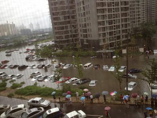 Översvämningarna dränkte många bilar i det här bostadsområdet i Peking den 21 juli. (Epoch Times fotoarkiv)