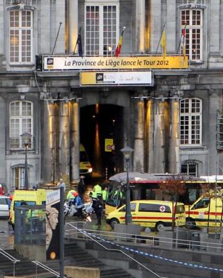 Ambulanser och polis är parkerade på Place Saint-Lambert i Liège i Belgien och ett medicinskt team anländer till området efter att en ensam beväpnad man skjutit mot ett torg fullt med barn och julklappsköpare den 13 december. (Foto: Michel Krakowski/AFP/Getty Images)