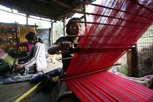 Bhutanska kvinnor arbetar i en liten vävfabrik i en by i utkanten av Thimphu i Bhutan, där det nyligen infördes demokrati. Uppskattningsvis 25 procent av landets befolkning på 700 000 personer lever på mindre än sex kronor om dagen. (Foto: Deshakalyan Chowdhury/AFP/Getty Images)