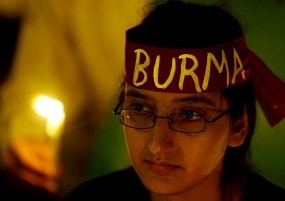 En kvinna i New Delhi, Indien deltog i en ljusvaka den 6 oktober för att protestera mot den burmesiska militärjuntans dödliga angrepp mot fredliga demonstranter. Minst tretton människor dödades men tusentals arresterades. Protestaktioner mot det blodiga anfallet äger rum i städerna runt om i Asien. Den kinesiska regimen uppmanas att inte missbruka vetorätten i FN. (Foto: AFP/ Manpreet Romana, 2007-10-06)