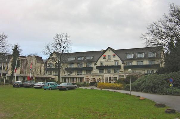 Bilderberggruppen bildades den 29 maj 1954 på Hotel de Bilderberg i Nederländerna som var platsen för första mötet och gav namnet till fortsatta möten. (Foto: Wikipedia/Michiel1972