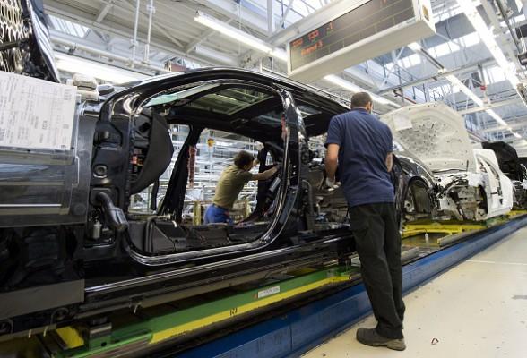Arbete på löpande band på Daimlers fabrik i Sindelfingen i Tyskland. Nu ställer sig Daimler positivt till att aktivt söka upp syriska flyktingar som arbetskraft. Foto: Thomas Kienzle /AFP/ Getty Images)
