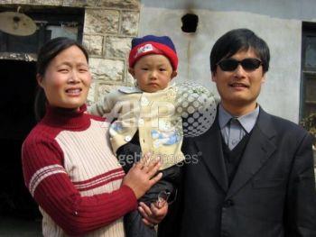 Kinesiske människorättsadvokaten Chen Guangcheng med sin fru och dotter utanför deras hem i samhället Dongshigu den 28 mars 2005. Chen satt över fyra år i fängelse för att ha anklagat att myndigheterna i Shandongprovinsen tvingat tusentals personer att genomgå steriliseringar och aborter. (Foto: AFP/Getty Images) 