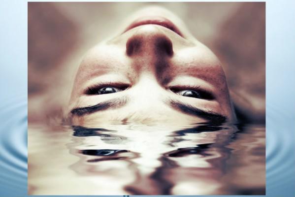 Bild av en pojke i vatten. (Shutterstock)