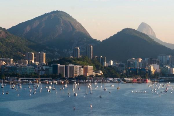 Ett flygfoto av hamnen i Rio de Janeiro den 6 juni 2013 inför FIFA Confederations Cup. Enligt brasilianska myndigheter har Rio de tredje dyraste hotellpriserna i världen. (Foto: Buda Mendes/Getty Images)